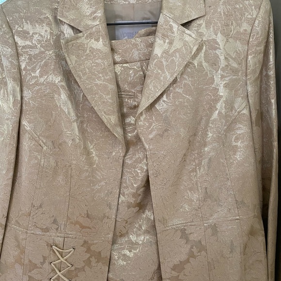 Capri pant suit by French Le Notre. Gold brocade. - Picture 6 of 6
